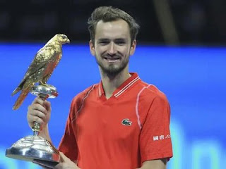 Daniil Medvedev defeats Andy Murray, wins Qatar Open title.