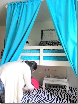 Fixing pillows on bed