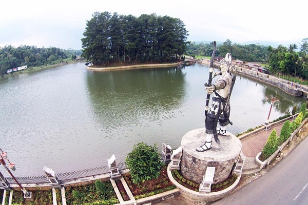 Patung Arjuna Memanah di lokasi obyek wisata Situ Wanayasa