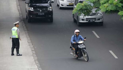 pengendara lincah kabur dari polisi