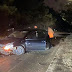 A lăsat mașina în mijlocul serpentinelor din Suceava după ce a lovit un gard și un copac. Prins de polițiști, a testat pozitiv la alcool și droguri
