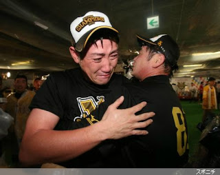 ＜ヤ・ソ＞涙ぐむ内川（左）と抱き合う工藤監督 Photo By スポニチ