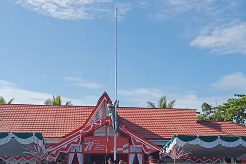 Bupati Satono Aksi Heroik Rajili Panjat Tiang Bendera