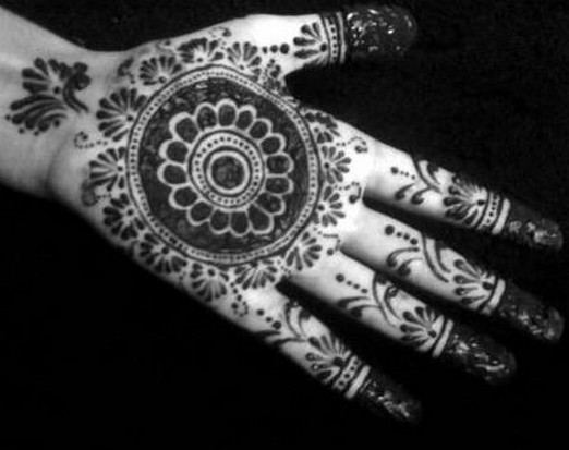 So girls we have very simple but eye catching Mehndi designs that are easy 
