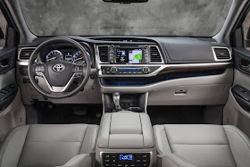 Interior view of 2016 Toyota Highlander