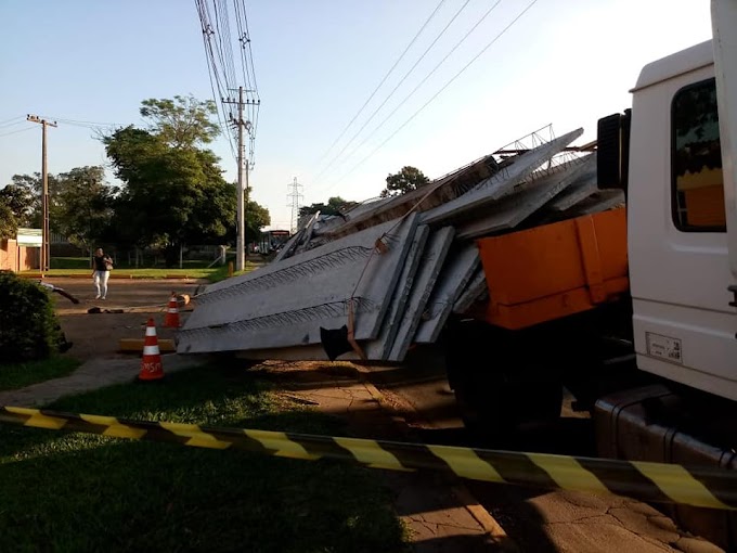 CACHOEIRINHA | Carga de caminhão cai e causa transtorno