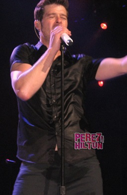Robin Thicke Fergie Like Pants Wet pic
