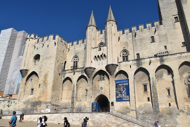 foto da fachada do Palácio dos Papas em Avignon