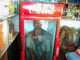 Gambar unik dp bbm lucu tidur di kulkas coca cola