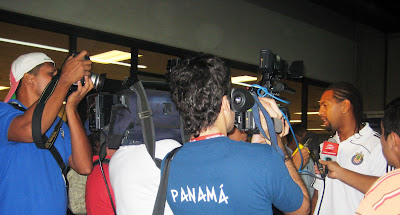 Roberto Nurse atiende a la prensa en Panama/Roberto Nurse talks to reporters in Panama