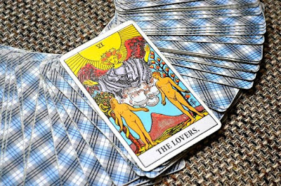 Lagi Jatuh Cinta? Inilah #7 Tujuh Kartu Tarot Terbaik Dalam Bacaan Percintaan