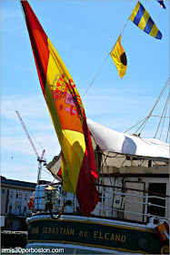 Bandera Española en el Buque Escuela Juan Sebastián de Elcano en el Puerto de Boston