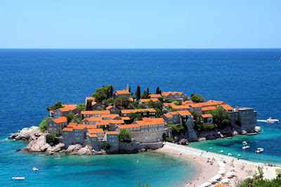 Complejo Sveti Stefan en Montenegro, Península Balcánica, Europa. (Centro turístico costero en la Riviera de Budva)