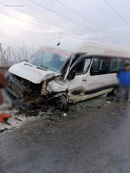 Șase persoane rănite într-un accident cu un microbuz de călători și o camionetă, la Liteni