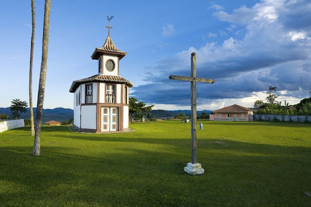 No alto da Serra do Espinhaço, em plena transição da mata atlântica para o cerrado, fica o pequeno vilarejo de Milho Verde, vulgo intitulado Amsterdã do Cerrado, distrito do município do Serro. Esta parte do Alto Jequitinhonha, muito próxima de onde nasce o rio, é conhecida pela aridez, extrema pobreza e estonteante beleza natural.