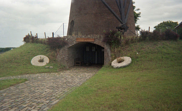 Poort van molen in Elten, met links en rechts van de poort molenstenen