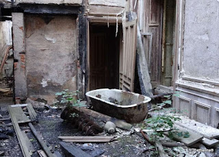 urbex-villa-manoir-Amélie-piano-baignoire-jpg