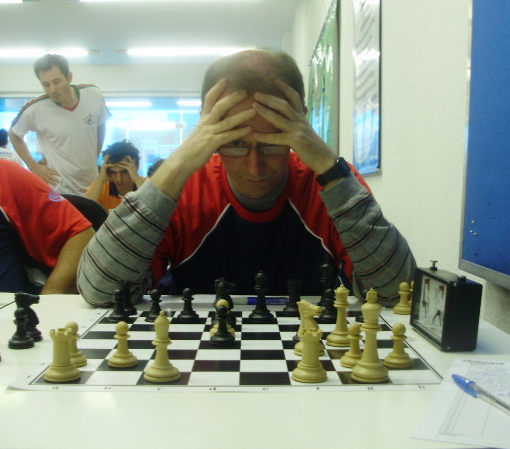Notícia - Partida simultânea de xadrez reúne 22 jogadores contra campeão  nacional na Udesc Joinville