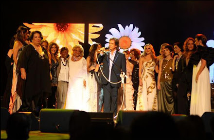 Roberto Carlos ganha tributo luxuoso mas burocrático de cantoras brasileiras