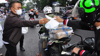 PWI Bersama IKWI Kota Bandung dan SMSI  Jabar Berbagi Takjil Untuk Warga