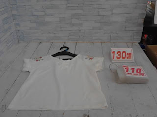中古品　子供服　１３０ｃｍ　ホワイト　半袖トップス　１１０円