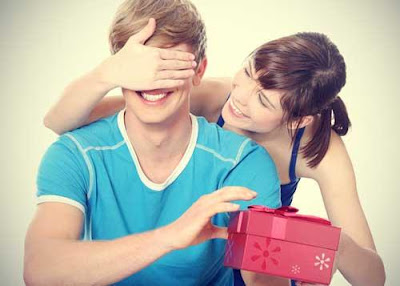 5 مفاهيم خاطئه يعتقدها الزوجين في الاعتذار - امرأة بنت تقدم هدية لحبيبها - woman girl give a gift present to her boyfriend man