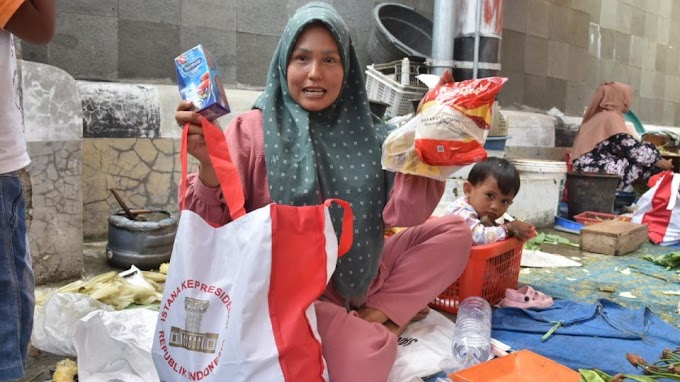 Diserahkan Pj.Wali Kota Roberia, Pedagang Kaki Lima di Pasar Rakyat Pariaman Terima Bantuan Sembako Presiden Jokowi