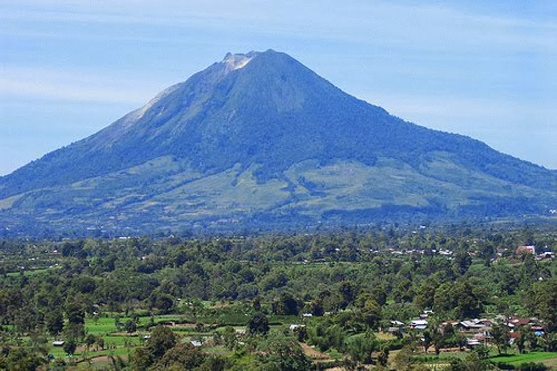 39 Gambar Pemandangan Gunung di Indonesia Terindah 
