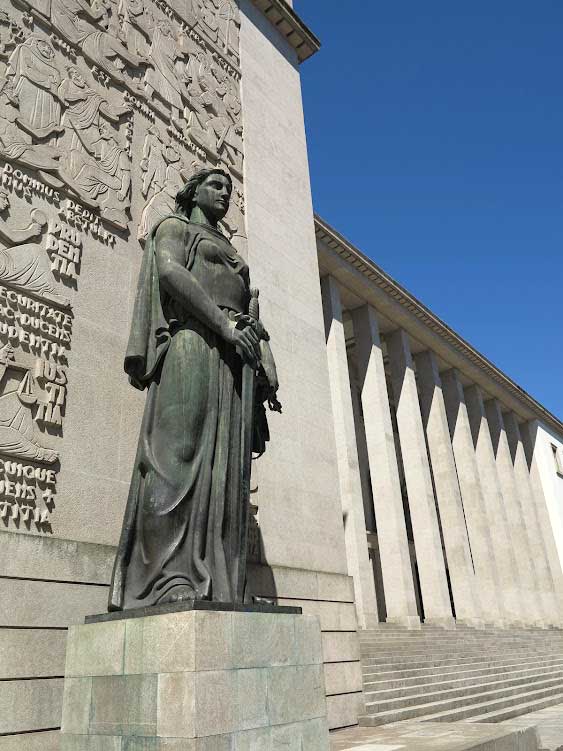 Statue of Justice by the sculptor Leopoldo de Almeida (1898-1975).
