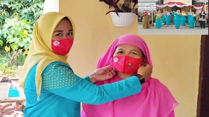 TP-PKK Kampung Apar Kota Pariaman Bagikan Masker Gratis Kepada Masyarakat