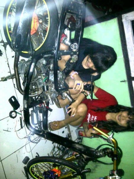 MODIFIKASI MOTOR: CEWEK RACING