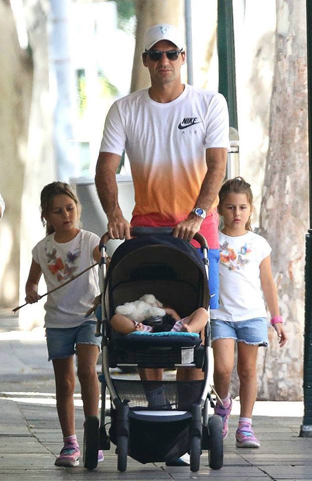 RANDOM THOUGHTS OF A LURKER: Roger Federer's happy family