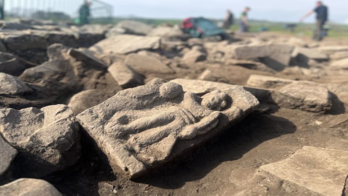 Temuan ini diyakini menjadi bagian dari gerbang megah yang pernah menghiasi markas tentara, sebagai penanda kejayaan Romawi di masa penuh gejolak.    Foto: The Vindolanda Trust via Interesting Engineering