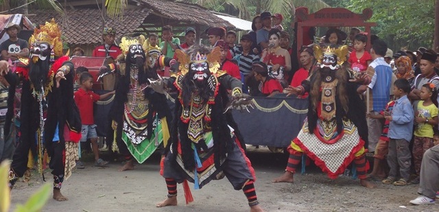 FESTIVAL JARANAN  BUTO  KETIKA RATUSAN KUDA BERWAJAH BUTO  