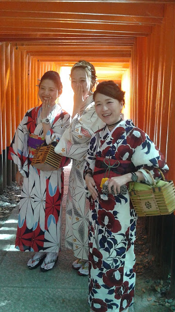 Mujeres japonesas en Fushimi-Inari