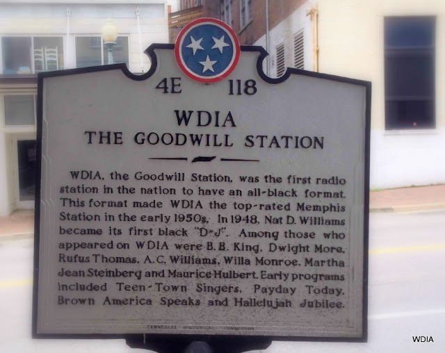 Placa do Patrimônio Histórico do Tenesi assinala o local dos estúdios da rádio de música negra WIDIA, em Memphis