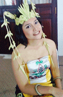 Gadis Berpakaian Adat Dayak