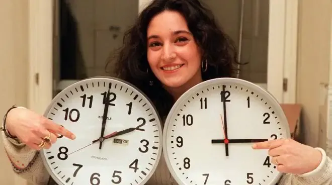 Una donna con due orologi