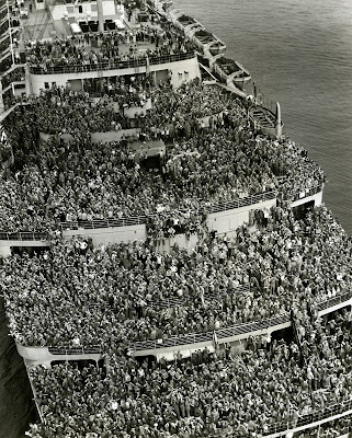 Crowded ship bringing American troops back home.