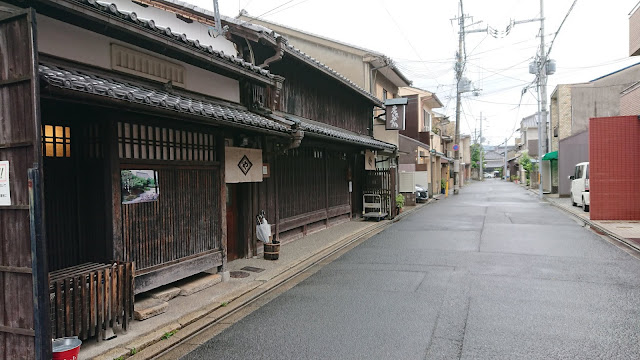 お店外観　老舗　古い家