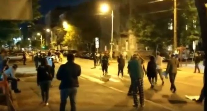 VIDEO: NARODU PREKIPELO NEĆE VIŠE DA TRPI DIKTATURU IZAŠLI NA ULICE - POLICIJA IH MOLI DA SE VRATE U KUĆE !