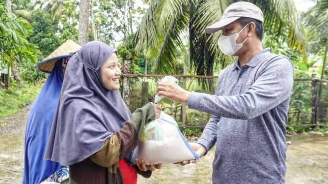 Kunjungi Korban Tebing Runtuh, Wako Pariaman Berikan Bantuan Sembako