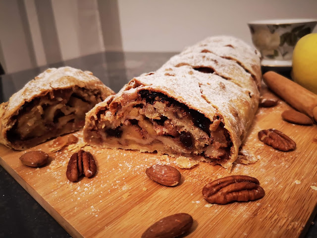 STRUDEL DI MELE, strudel, RICETTA ORIGINALE, ricetta, ricette, ricetta altoatesina, cucina regionale, Trentino Alto-Adige, merenda, colazione, dolci, desserts