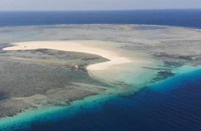 Ri'i Ta'a, pulau berpasir putih yang hanya muncul saat pasang surut, salah satu objek wisata nagekoe yang dapat ditempuh dari pelabuhan marapokot mbay.