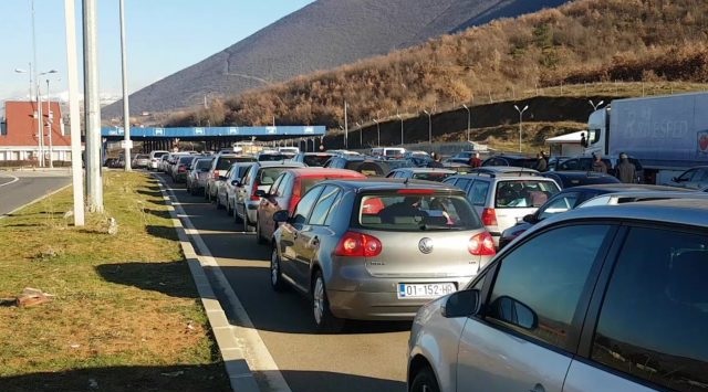 Long queues in the Morina Customs due to the influx on both sides