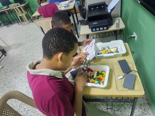 Estudiantes del 6to y 1ero Realizan Inventario de Robótica en la Escuela Olegario Tenares
