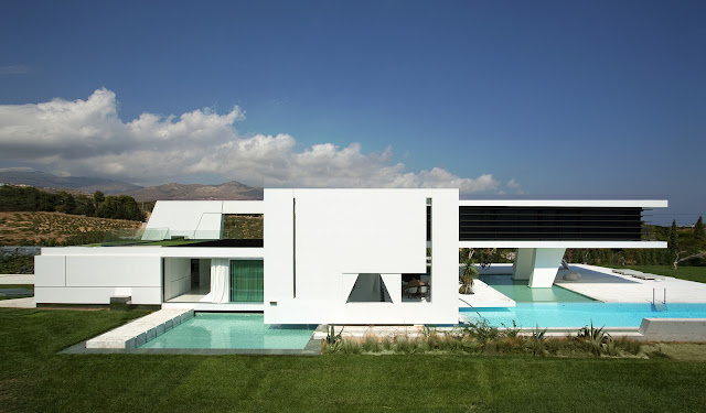 Picture of the house and swimming pool