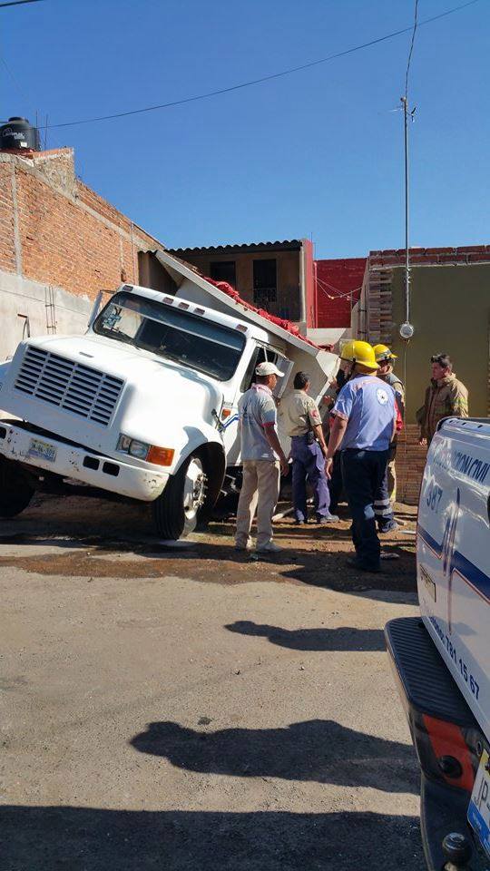 Queda herido tras ser aplastado por un volteo