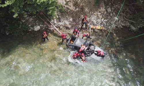 Απεγκλωβισμός ατόμου, από όχημα εντός του ποταμού Αράχθου πραγματοποιήθηκε ως εκπαιδευτική άσκηση από πυροσβέστες των Ε.Μ.Α.Κ. στο πλαίσιο της Σχολής Επιμόρφωσης και Μετεκπαίδευσης της Πυροσβεστικής Ακαδημίας με την επίβλεψη της Διεύθυνσης Αντιμετώπισης Καταστροφών του Α.Π.Σ.