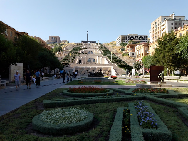 エレバンのカスケード前, Yerevan Cascade